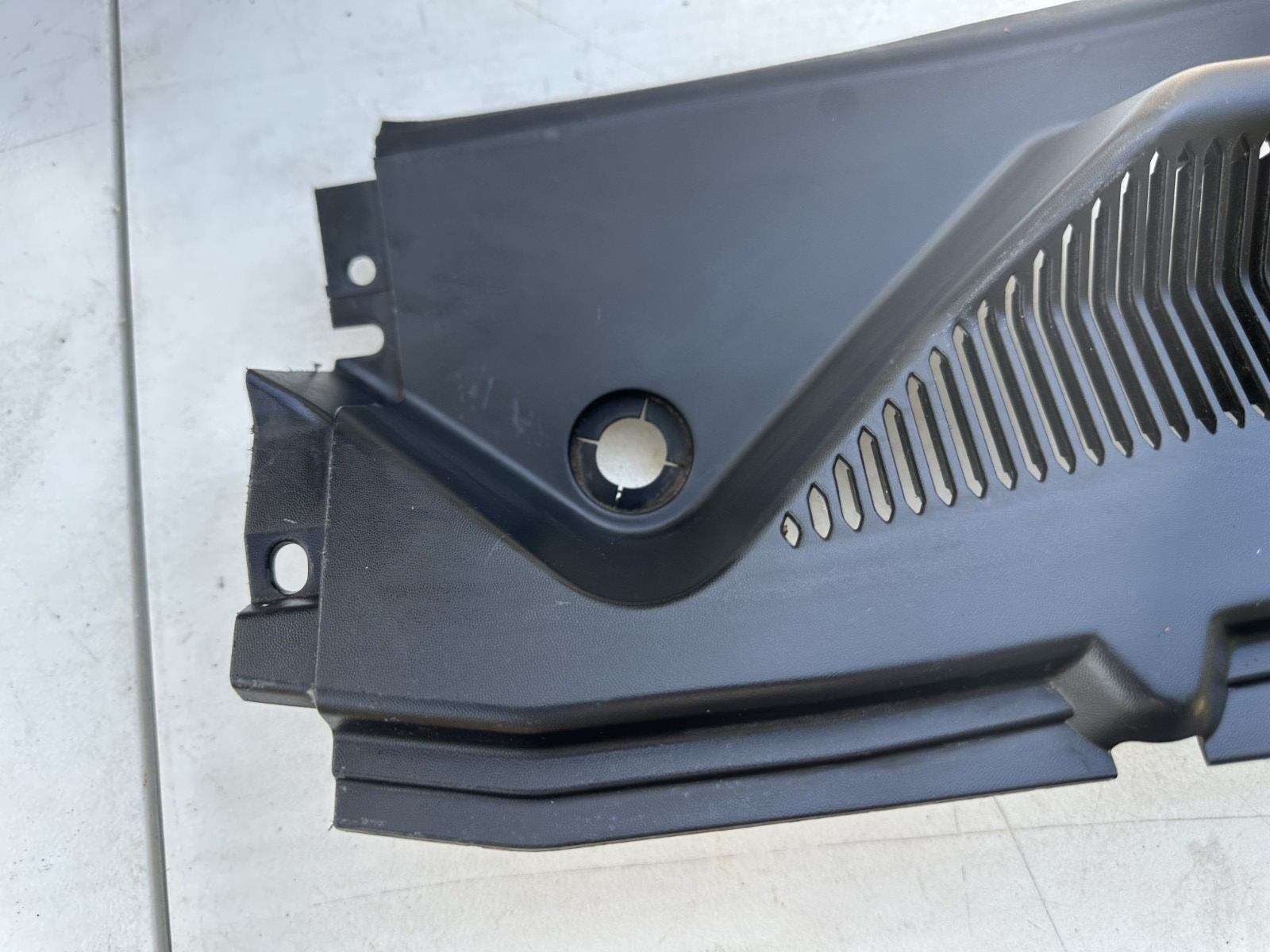 05-09 Ford Mustang LH & RH Driver Passenger Wiper Dash Top Cowl Grille Vent OEM