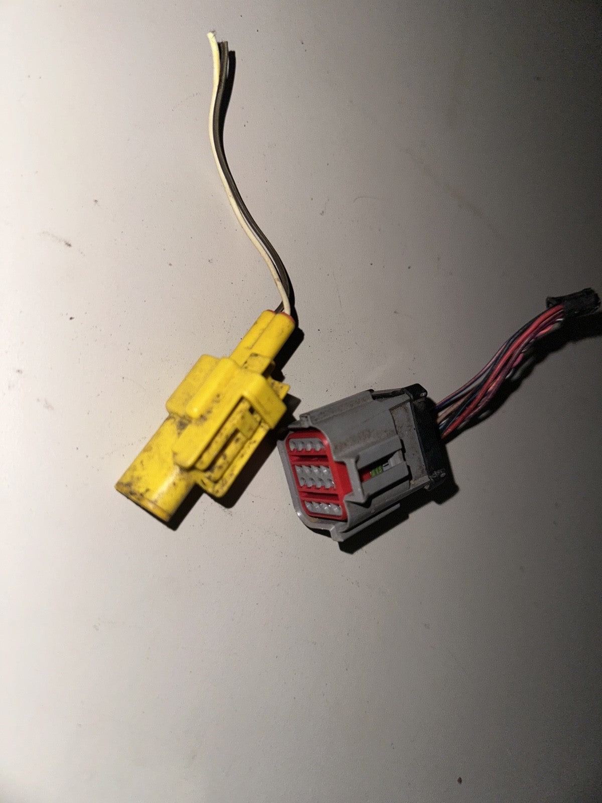 05-09 Ford Mustang Lower Front Seat Wire Plugs OEM RH Passenger