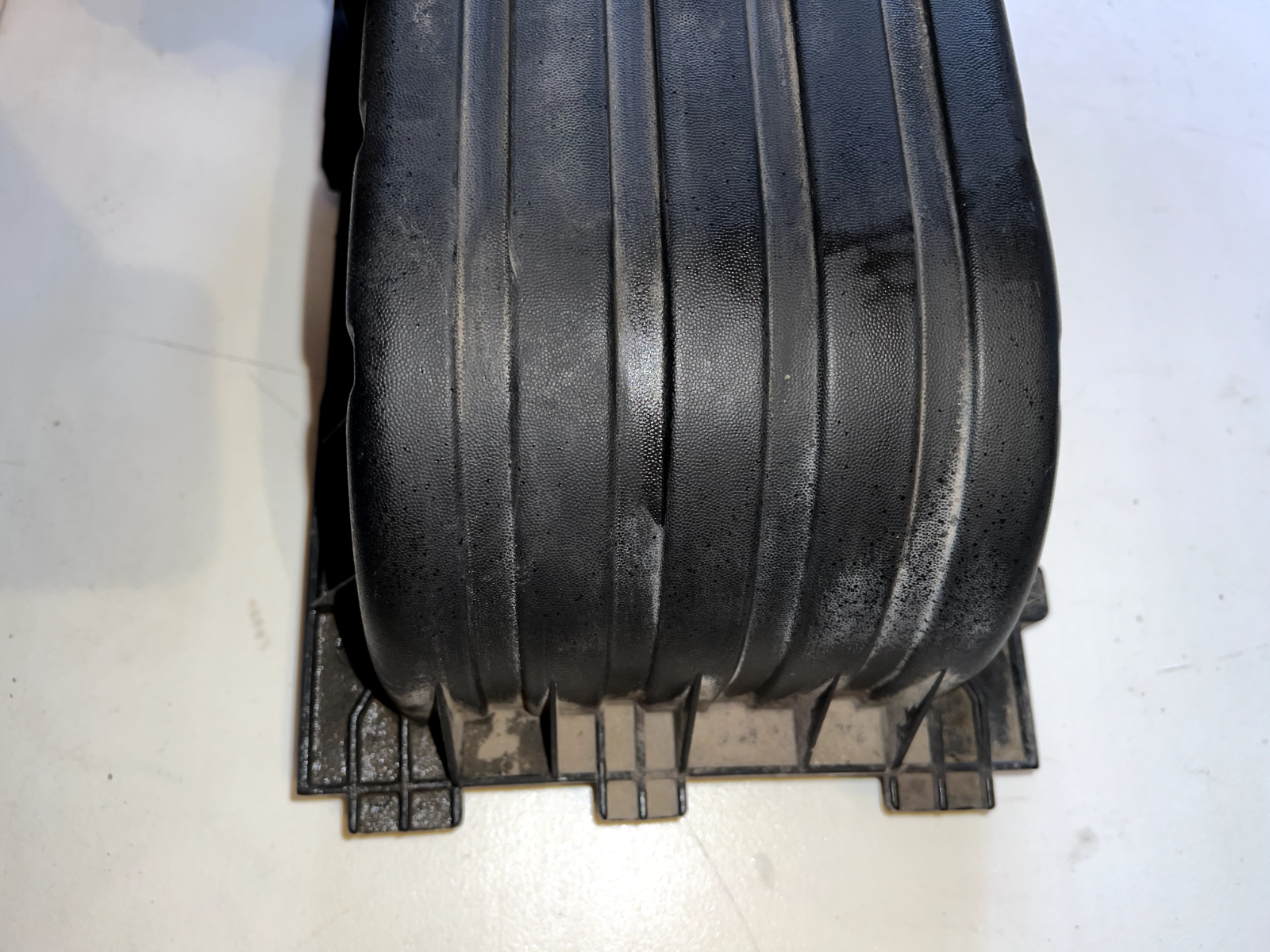 06-10 Ford Explorer 4.0L AirBox Top With Mass Airflow Sensor TOP ONLY OEM