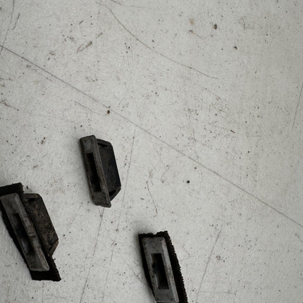 05-14 Ford Mustang Wiper Cowl Clips Retainers Grommets OEM