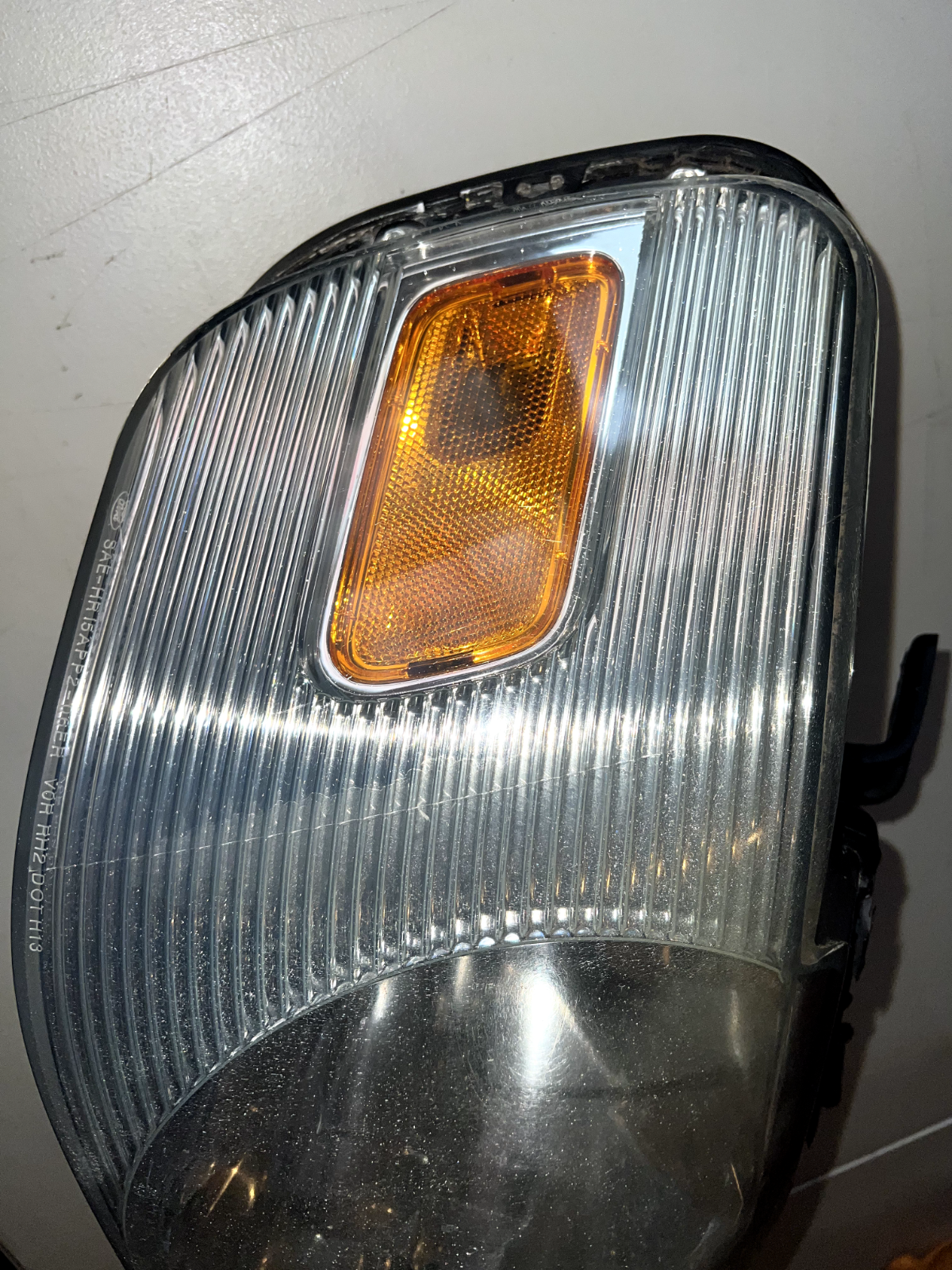 06-10 Ford Explorer Passenger Right Headlight Clear Background OEM With Bulbs