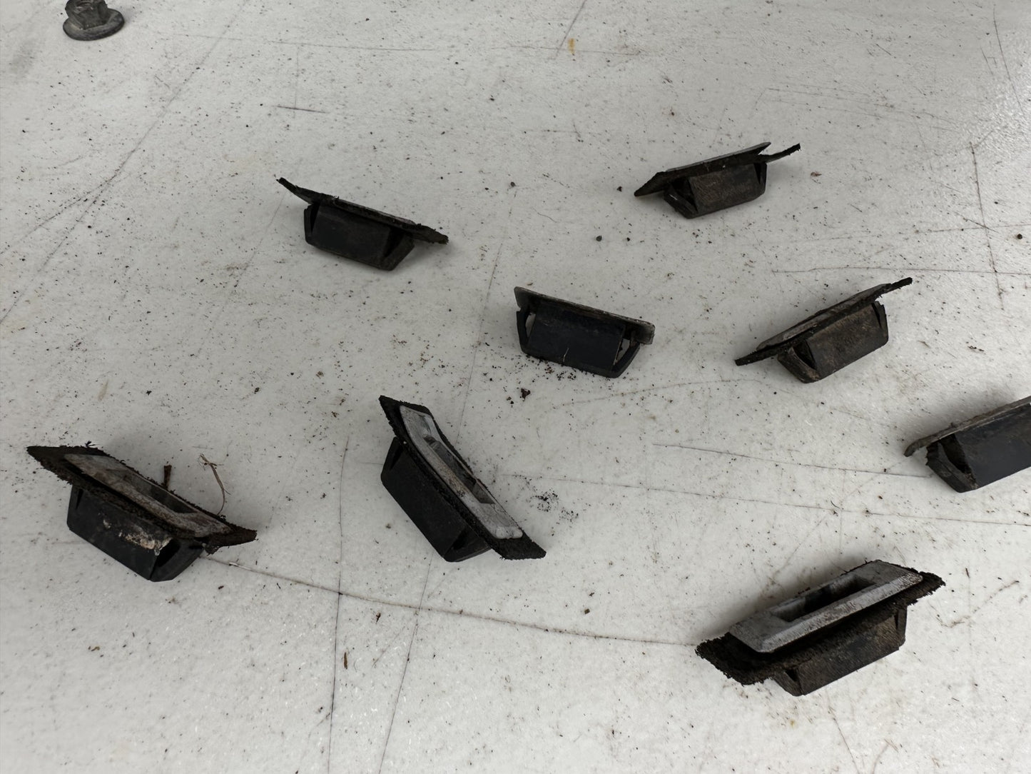 05-14 Ford Mustang Wiper Cowl Clips Retainers Grommets OEM