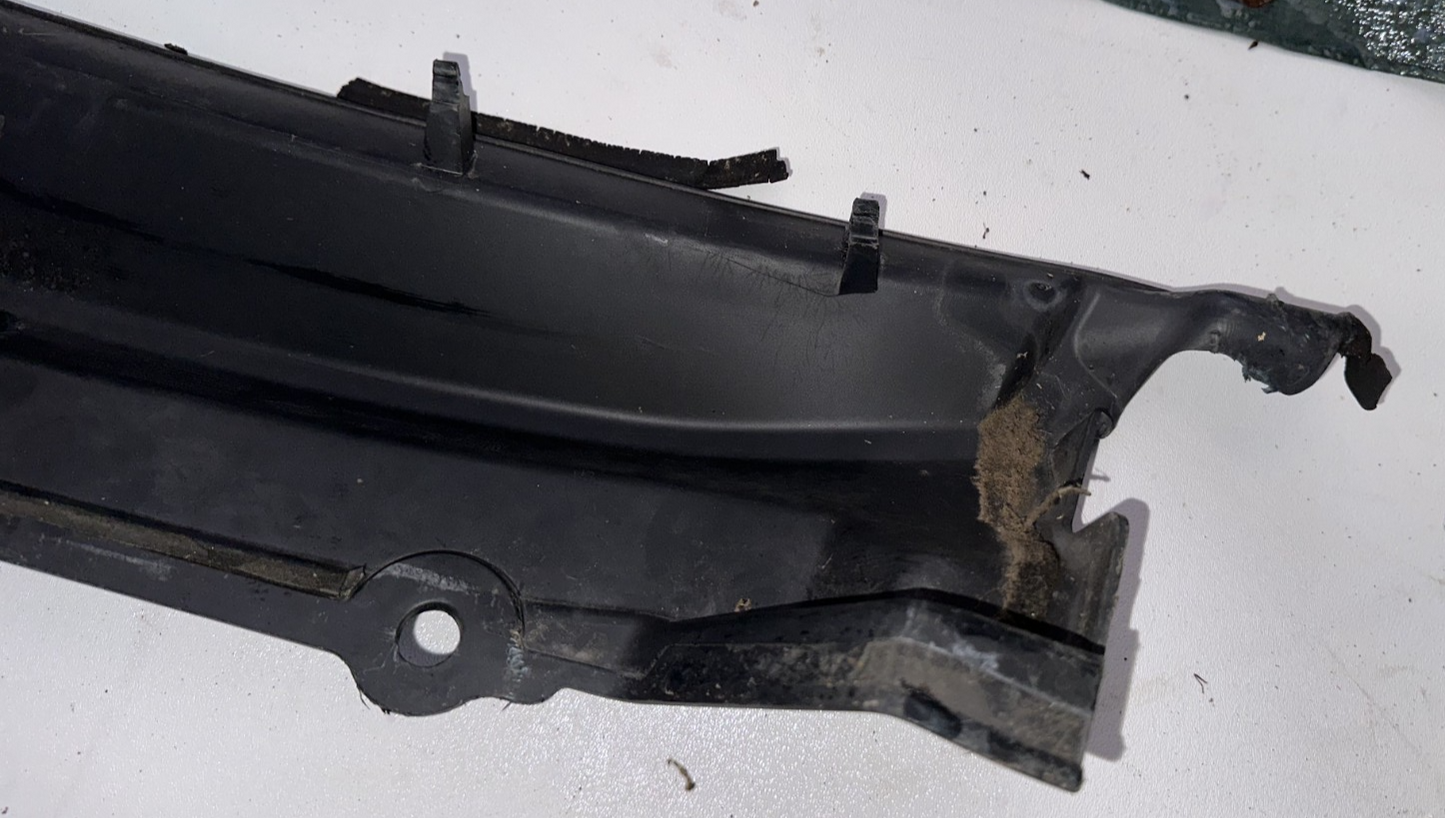 05-09 Ford Mustang RH Passenger Wiper Dash Top Cowl Grille Vent OEM