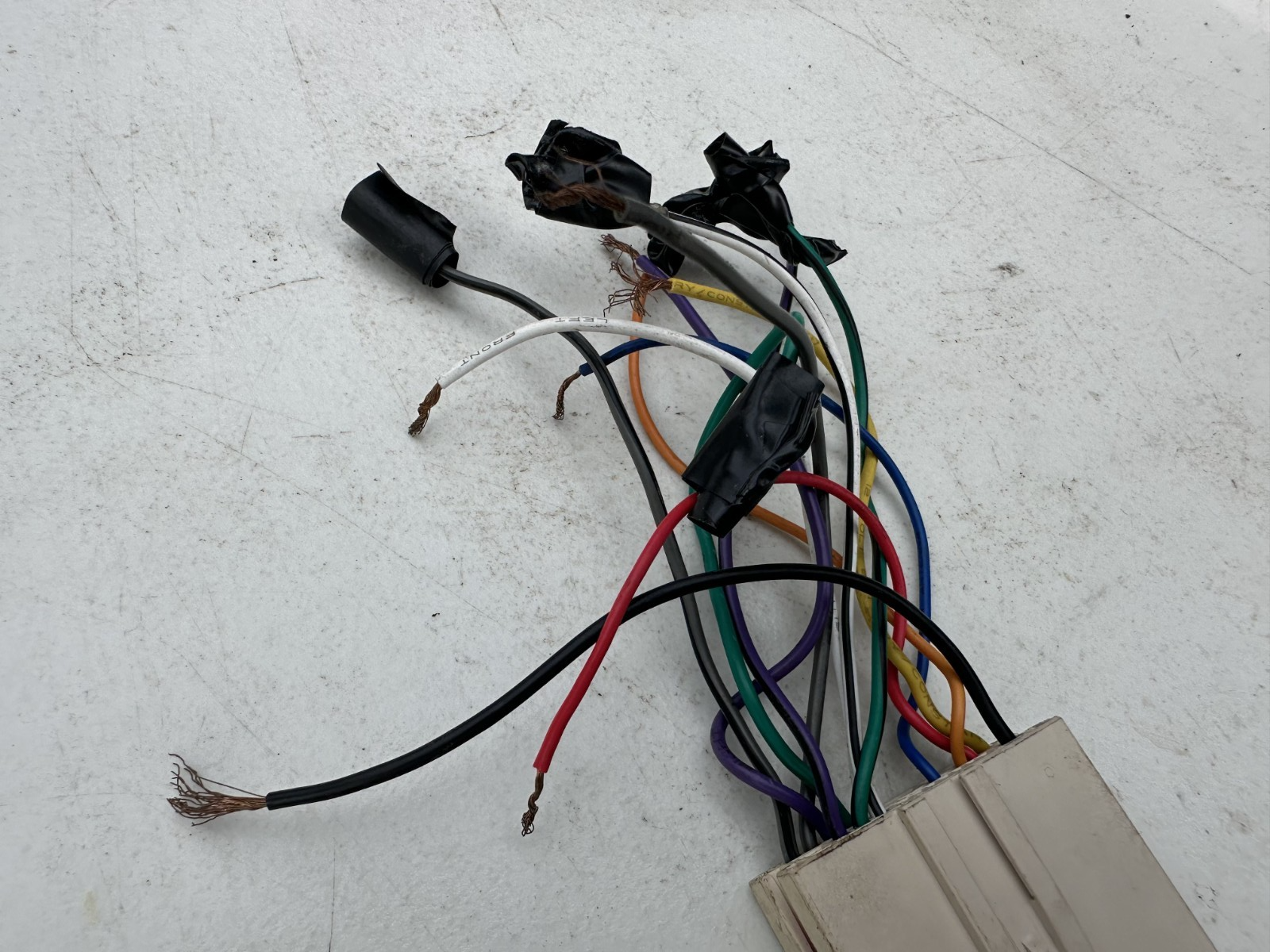 05-09 Ford Mustang Aftermarket Radio Wiring Plug W/ Shaker 500 Adapter