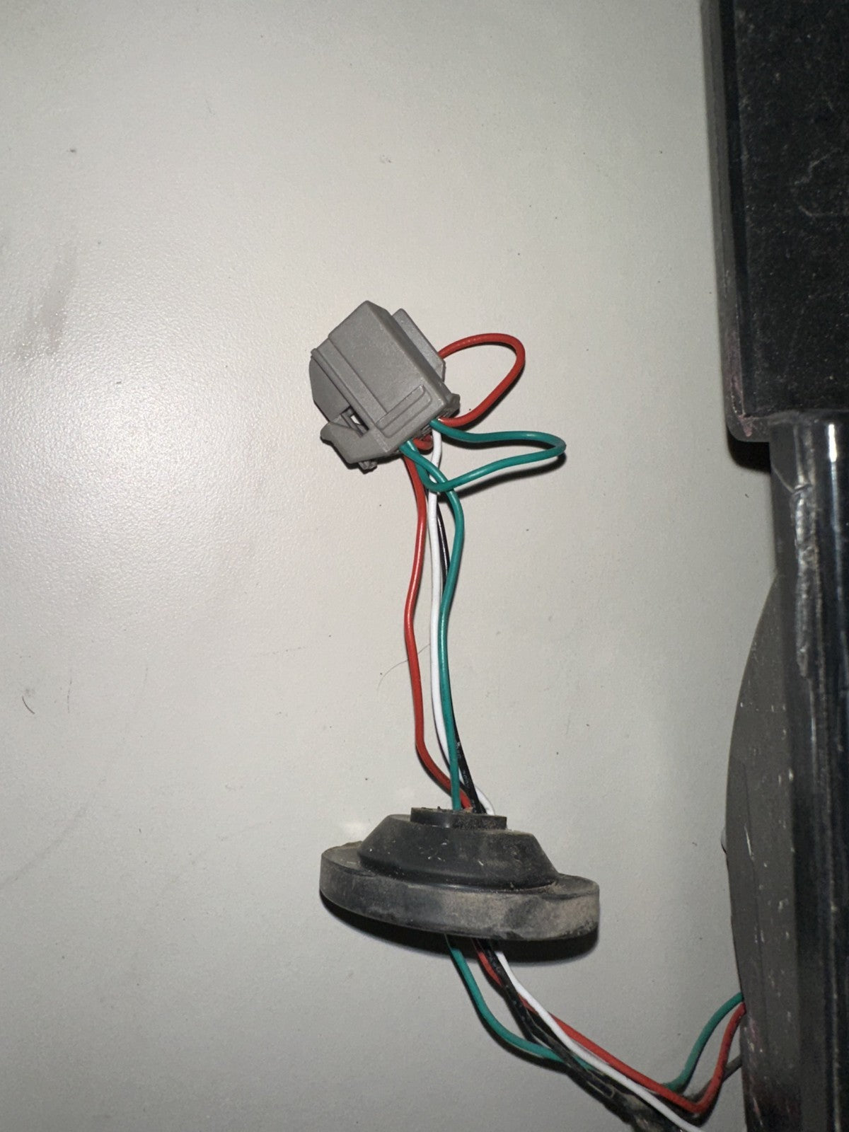 05-09 Ford Mustang LED Tail light With Wiring RH Passenger DAMAGED