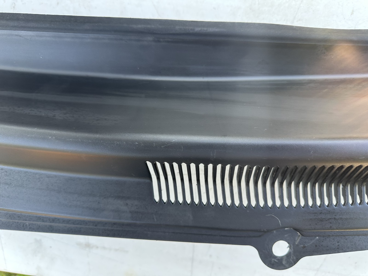 05-09 Ford Mustang LH & RH Driver Passenger Wiper Dash Top Cowl Grille Vent OEM