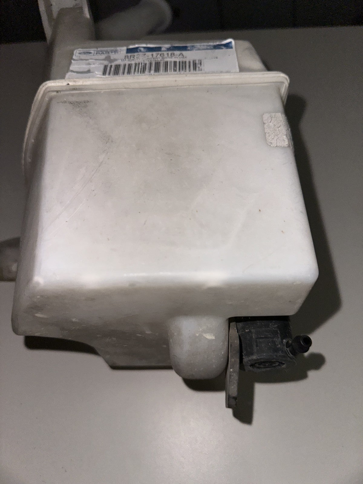 05-09 Ford Mustang Washer Bottle Reservoir With Pump OEM Motorcraft