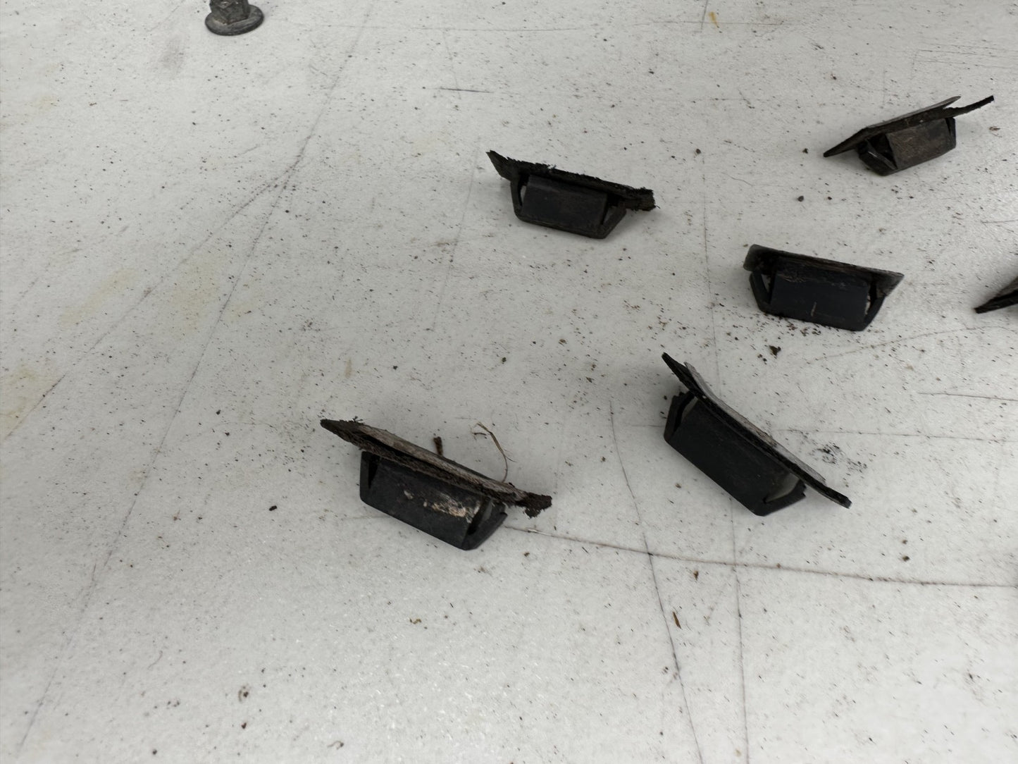 05-14 Ford Mustang Wiper Cowl Clips Retainers Grommets OEM