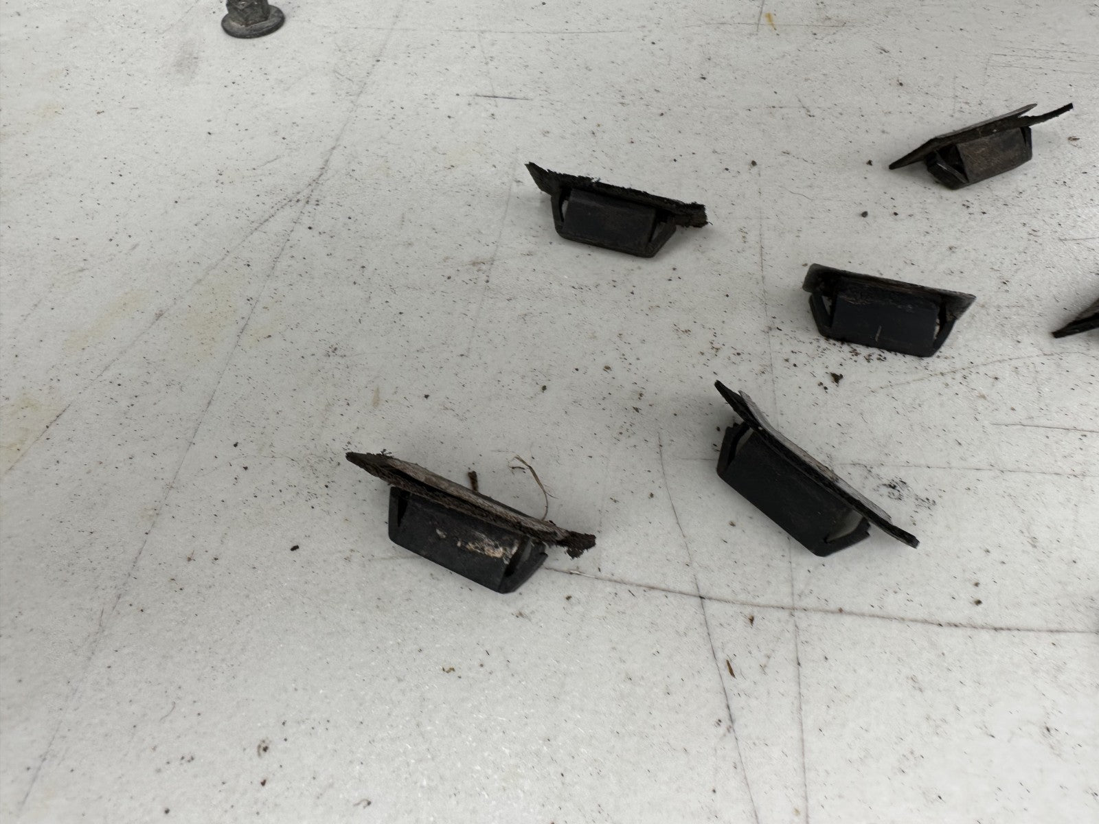 05-14 Ford Mustang Wiper Cowl Clips Retainers Grommets OEM