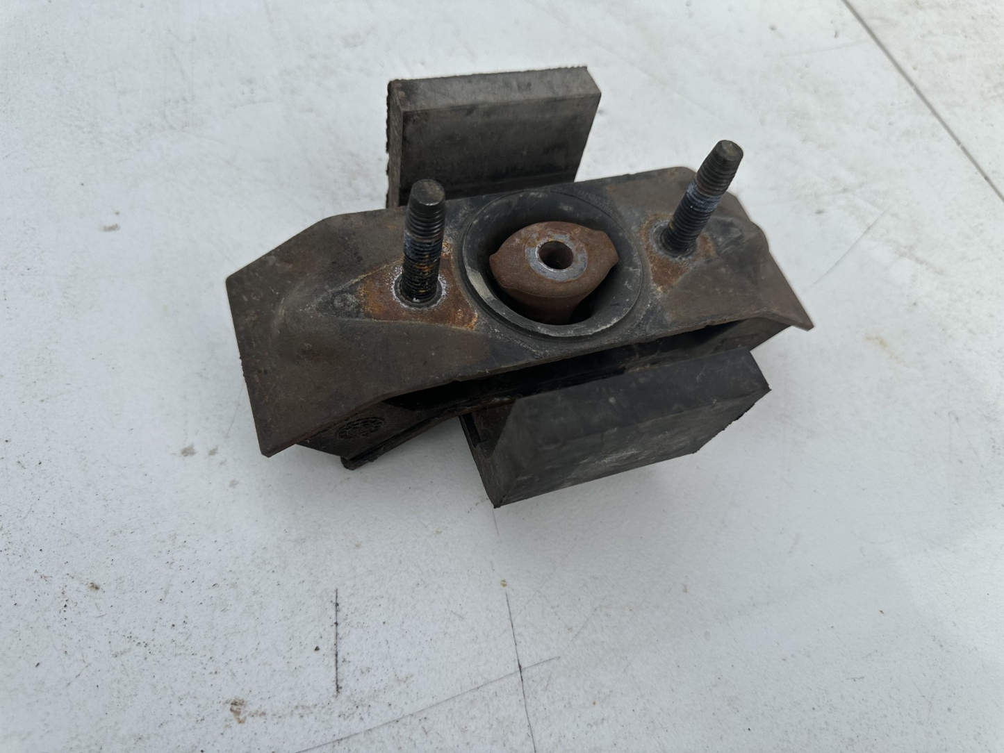 05-09 Ford Mustang Transmission Mount Automatic OEM In Good Shape