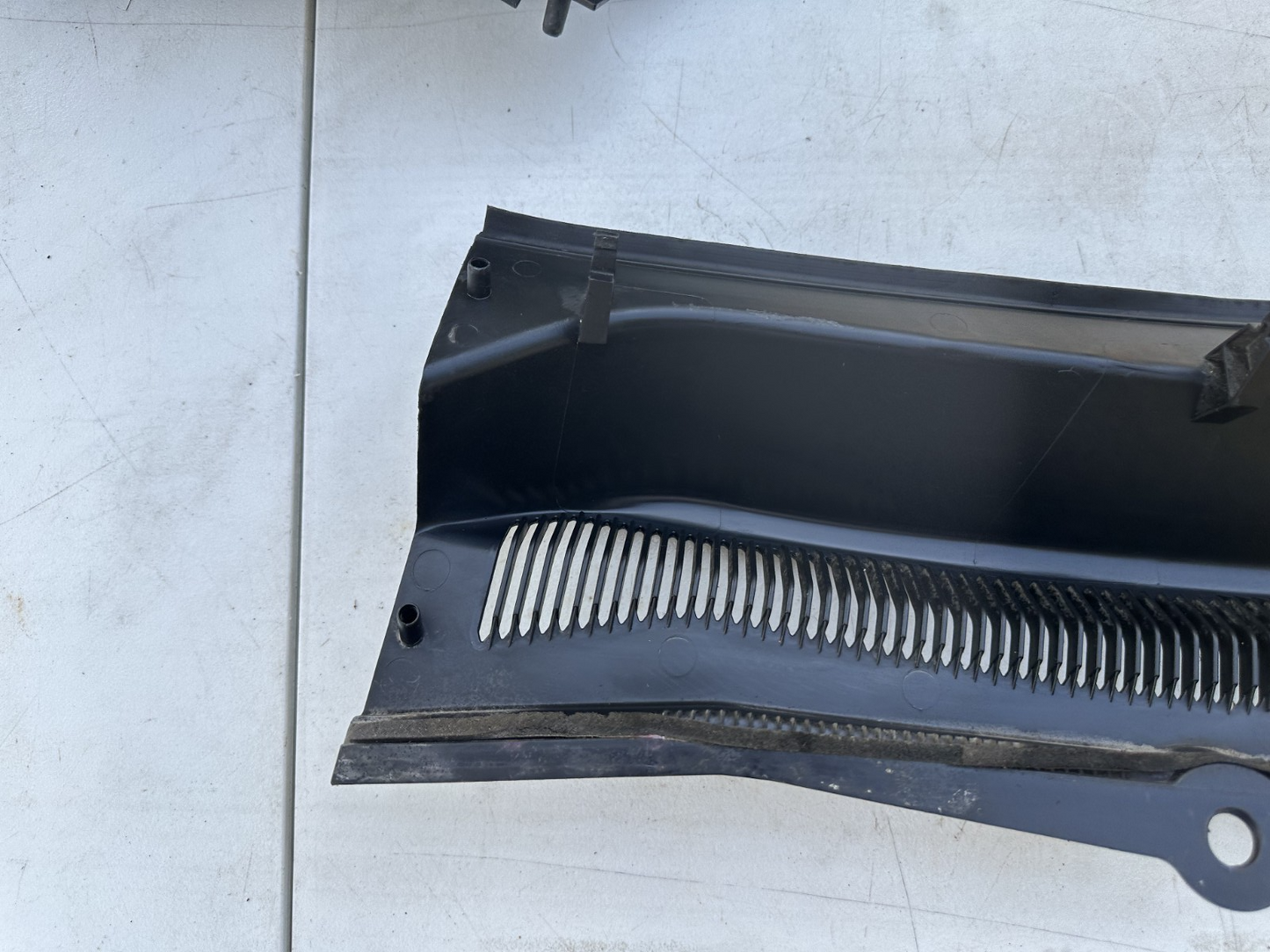 05-09 Ford Mustang LH & RH Driver Passenger Wiper Dash Top Cowl Grille Vent OEM