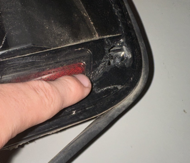 05-09 Ford Mustang LED Tail light With Wiring RH Passenger DAMAGED