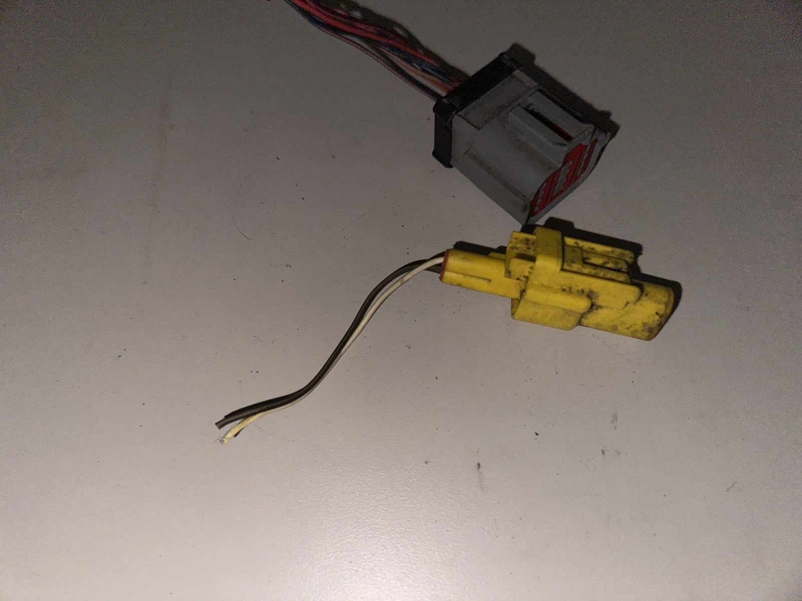 05-09 Ford Mustang Lower Front Seat Wire Plugs OEM RH Passenger