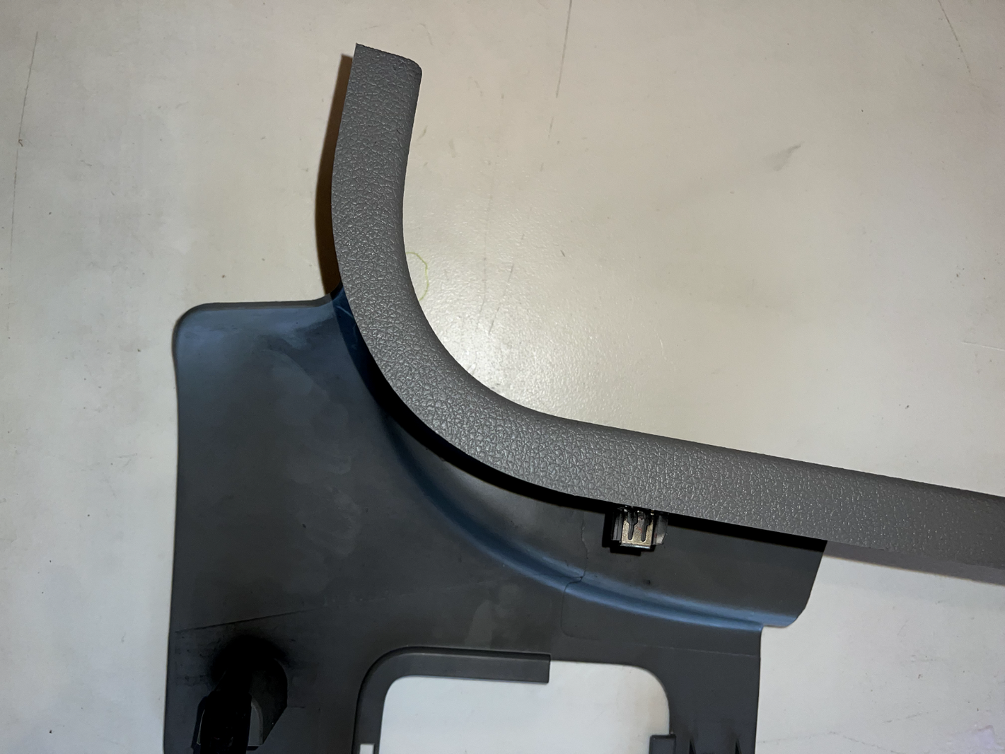05-09 Ford Mustang Passenger Lower Kick Panel Grey Fuse Box Cover OEM 