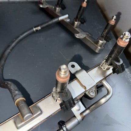 05-07 Ford Mustang 4.6 3V GT OEM Injector Fuel Rail With Sensor & Injectors