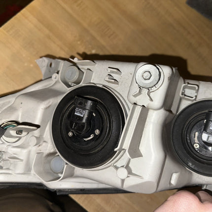 02-06 Toyota Camry Front Headlight RH Passenger Halogen W/ Bulbs OEM