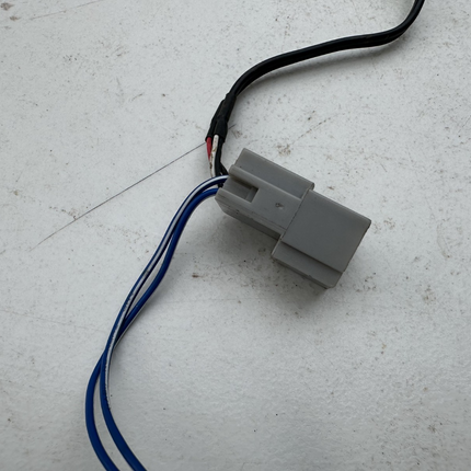 05-09 Ford Mustang Aftermarket Radio Wiring Plug W/ Shaker 500 Adapter