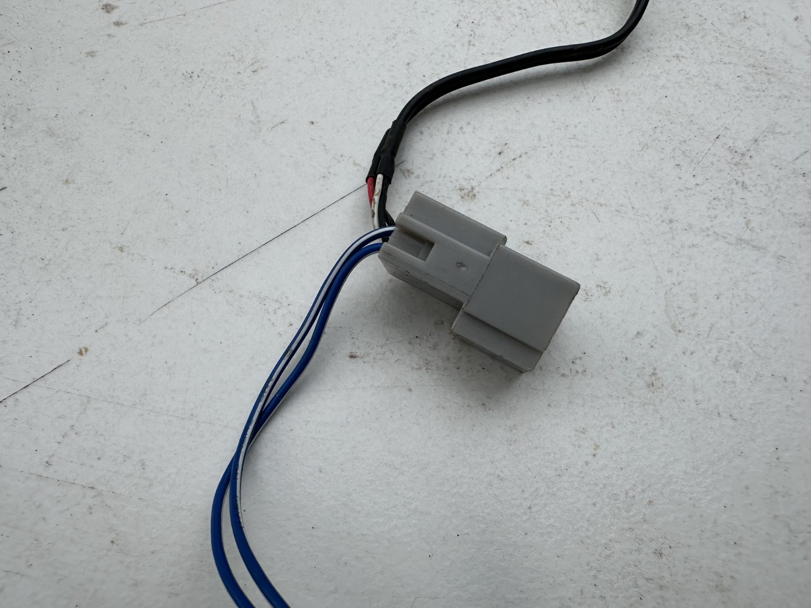 05-09 Ford Mustang Aftermarket Radio Wiring Plug W/ Shaker 500 Adapter