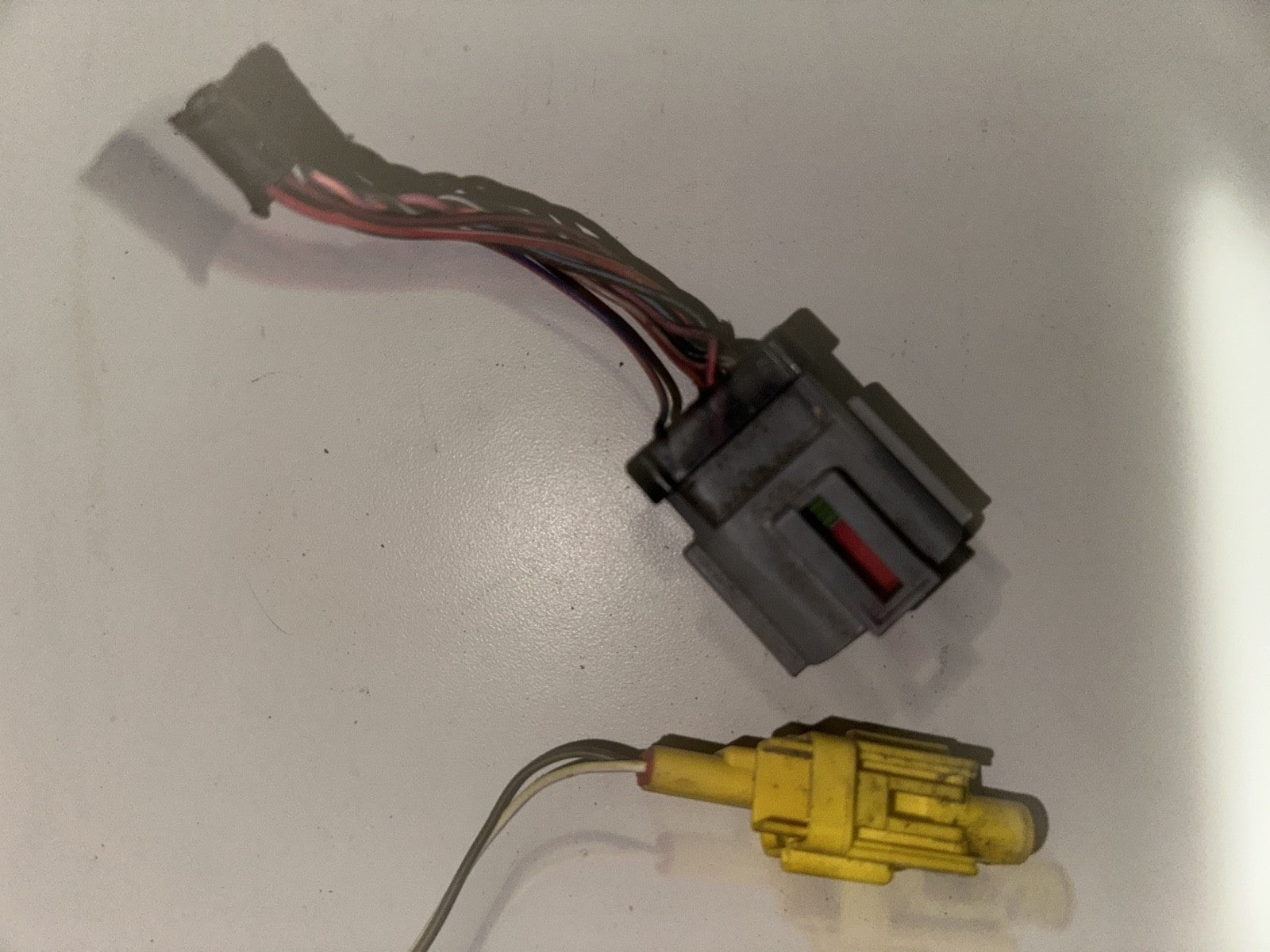 05-09 Ford Mustang Lower Front Seat Wire Plugs OEM RH Passenger