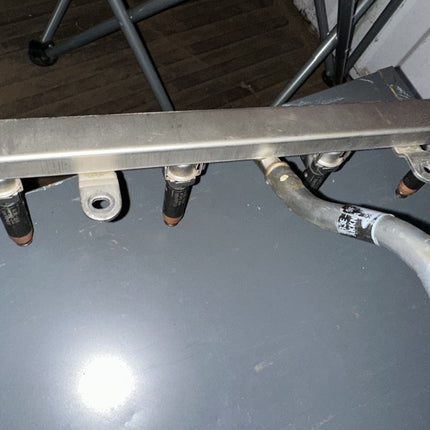 05-07 Ford Mustang 4.6 3V GT OEM Injector Fuel Rail With Sensor & Injectors