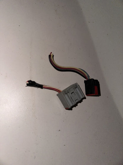 05-09 Ford Mustang Eletrical Connector Radio Shaker 1000/Buttons OEM W Wires