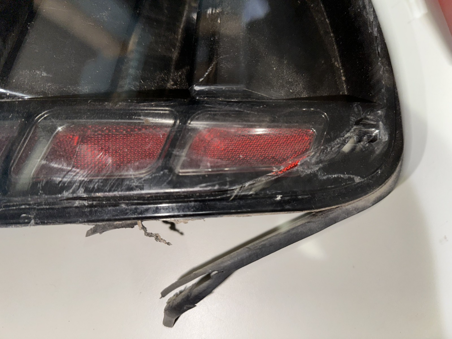 05-09 Ford Mustang LED Tail light With Wiring RH Passenger DAMAGED