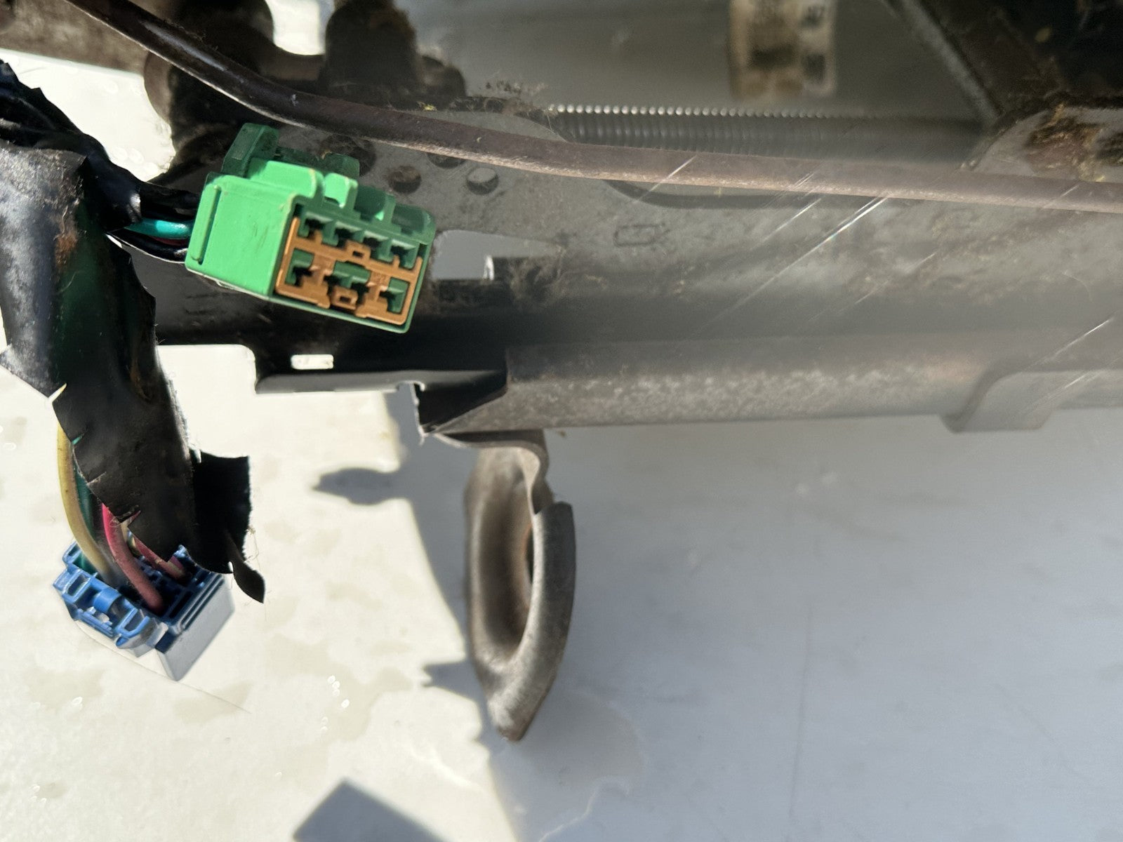 05-09 Ford Mustang 6 Way Power Seat Track Driver LH OEM W/ Seat Base V6 Cloth