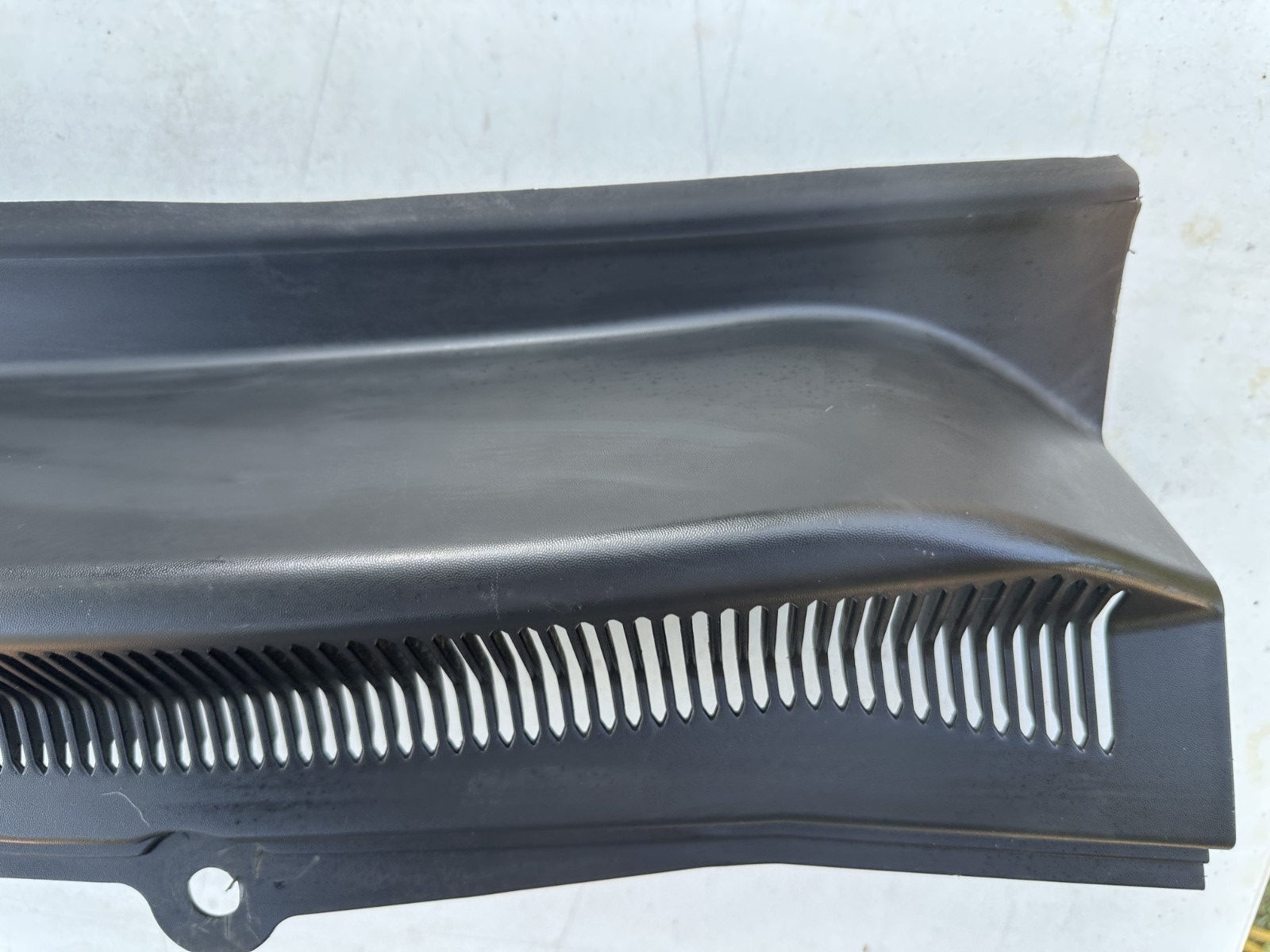 05-09 Ford Mustang LH & RH Driver Passenger Wiper Dash Top Cowl Grille Vent OEM